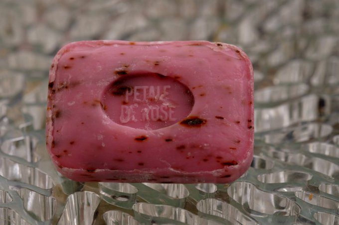 savon-de-Marseille-pétales-de-rose-100g-le-sérail-mgr-distribution.jpg