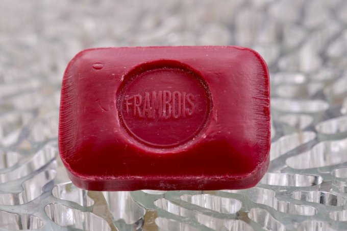 savon-de-marseille-framboise-100g-le-serail.jpeg