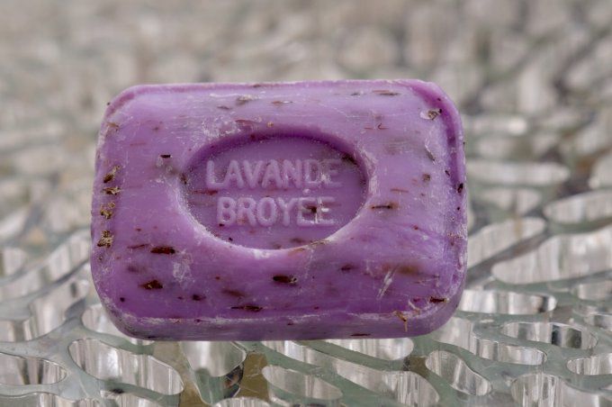 savon-de-Marseille-lavande-broyée-100g-Le-Sérail-mgr-distribution.jpg