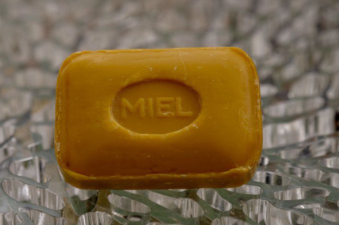 savon-de-Marseille-Le-  sérail-100g-miel-mgr-distribution.jpg