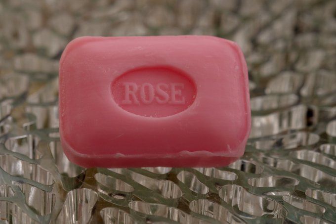 savon-de-Marseille-rose-100g-le-sérail-mgr-distribution.jpg