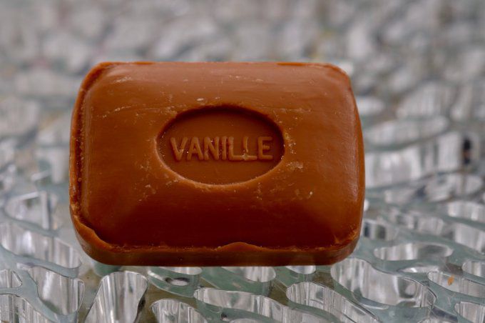 savon-de-Marseille-vanille-100g-le-sérail-mgr-distribution.jpg